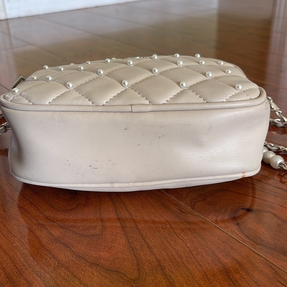 Badgley Mischka Taupe Faux Leather Pearls and Chain Crossbody Strap Purse Bag - Picture 8 of 9